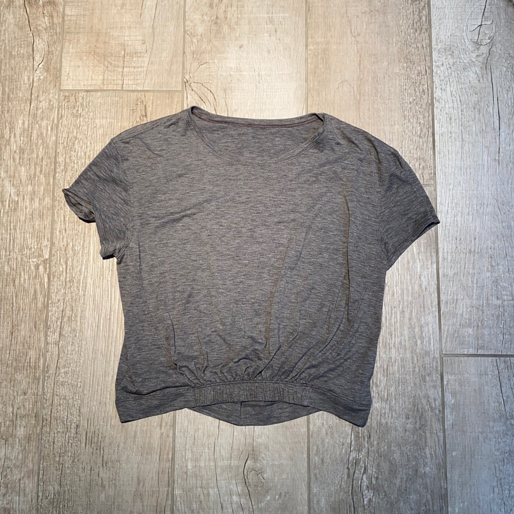lulu cropped t shirt!